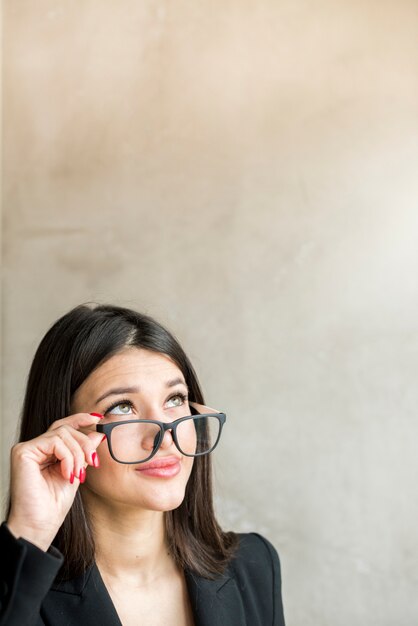 Brunette zakenvrouw poseren