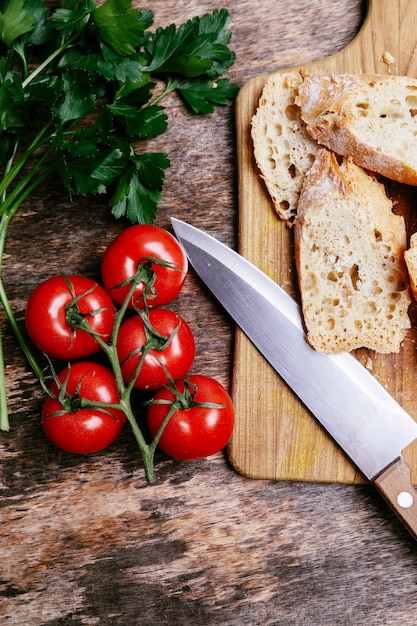 Bruschetta in het maken