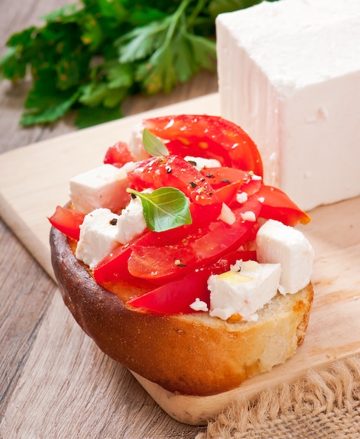 Bruschetta met tomaat, feta en basilicum