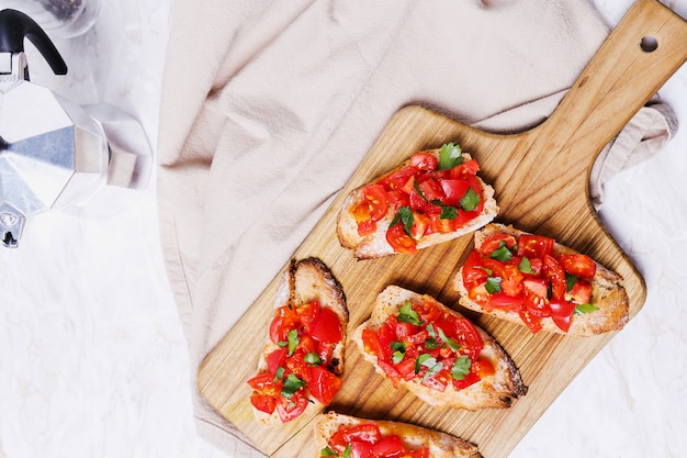 Bruschetta op een snijplank