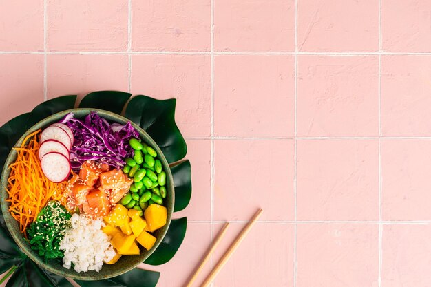 Buddha Bowl Rice met zalm radijs rode kool edamame bonen en sesamzaadjes Het concept van heerlijk en gezond eten Bovenaanzicht kopieerruimte