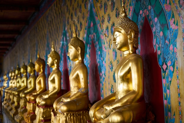 Gratis foto buddha spiritualiteit bouw van de thaise cultuur groep van objecten