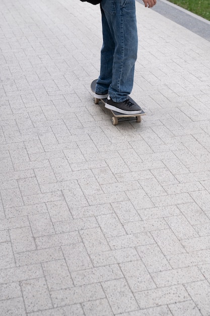 Buiten geplaveide textuur met skateboard