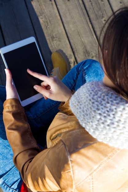 Buiten portret van jonge vrouw met digitale tablet