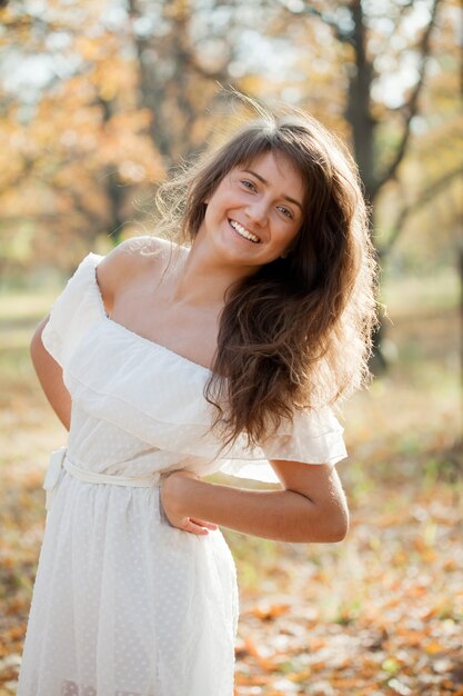 Buiten portret van meisje in de herfst