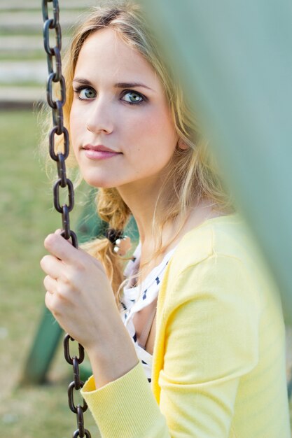 Buiten portret van mooie jonge vrouw poseren in het park