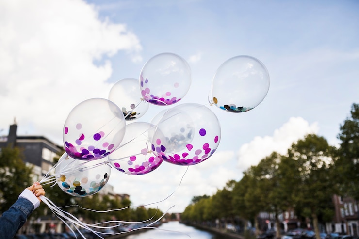 Gratis Foto buiten transparante ballonnen met confetti binnen