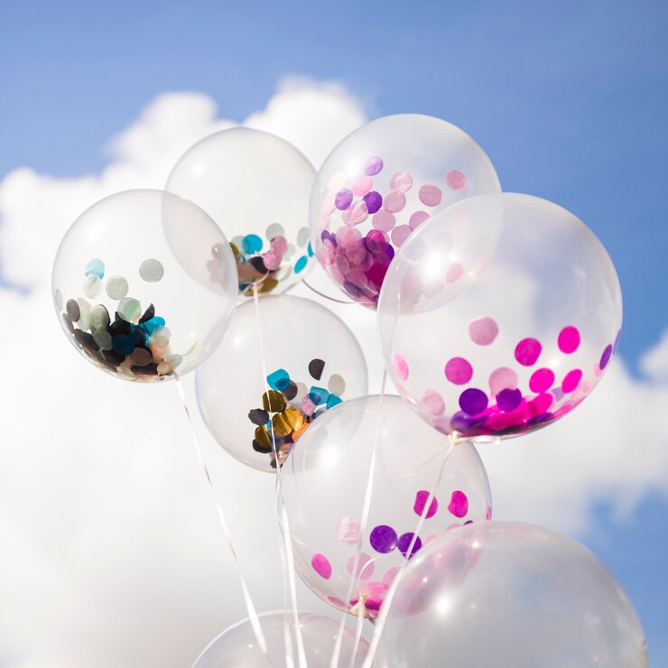 Gratis Foto buiten transparante ballonnen met confetti binnen