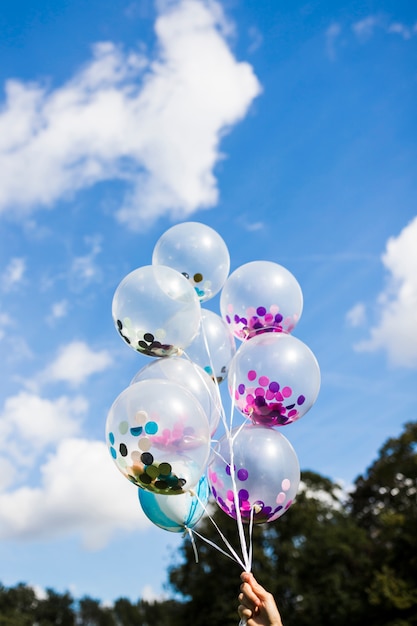 Gratis foto buiten transparante ballonnen met confetti binnen