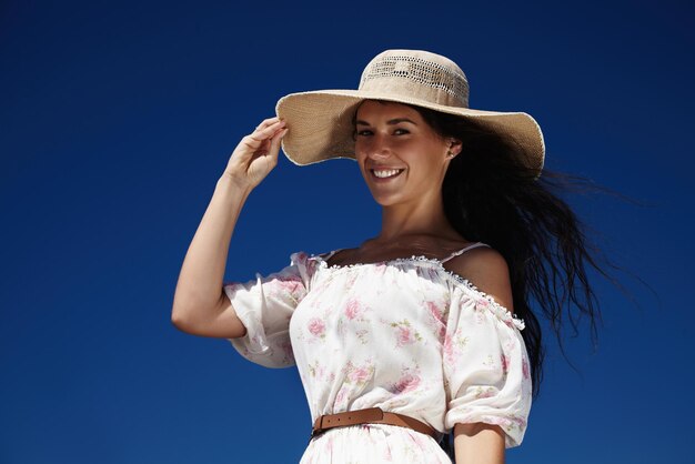 Buitenportret van de vrouw in zomerhoed