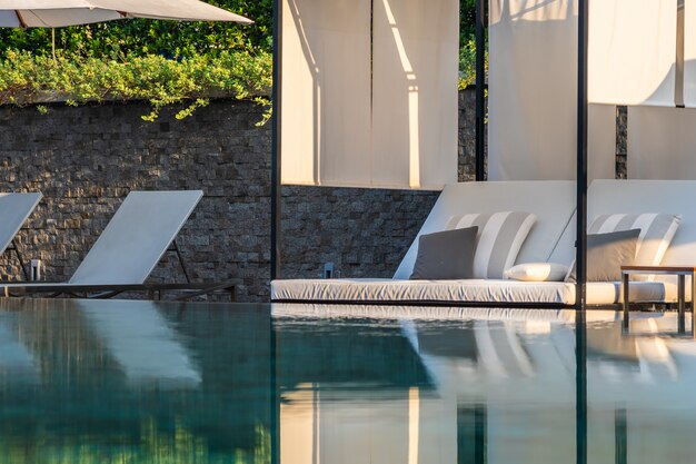 Buitenzwembad met parasolstoel lounge er rond voor vakantiereizen