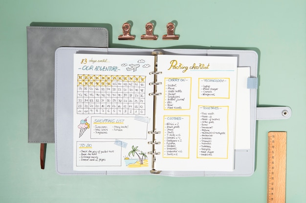 Bullet journals en paperclips bovenaanzicht