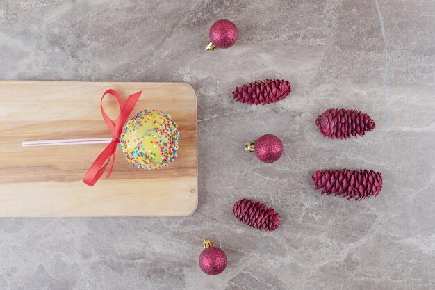 Bundel van kerstversiering en een lolly op marmer