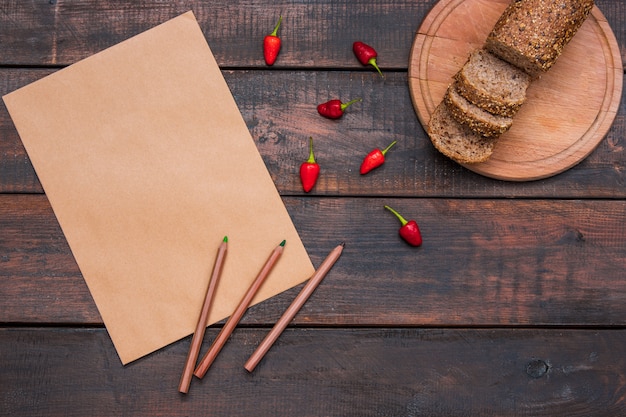 Bureau tafel met potloden, benodigdheden en vers brood