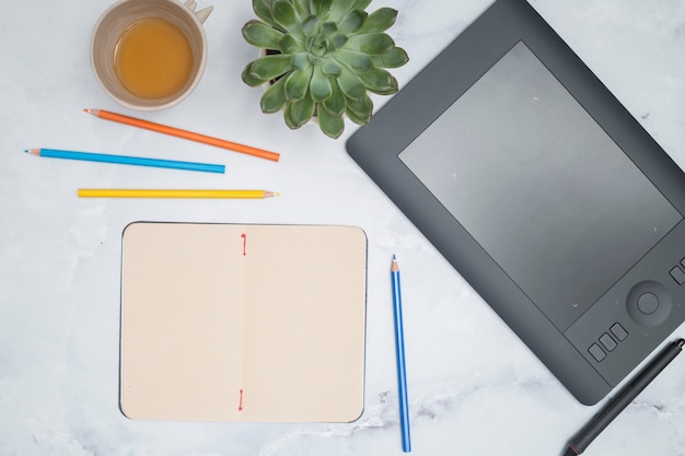 Gratis foto bureaudesktop met een grafisch tablet