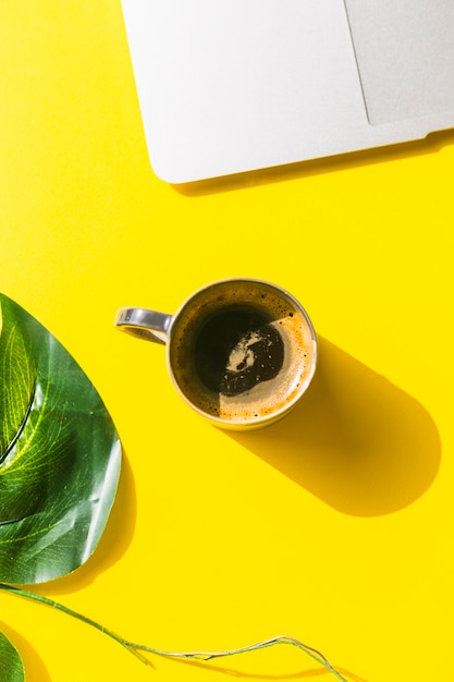 Bureaudesktop met een koffiekop en koekjes