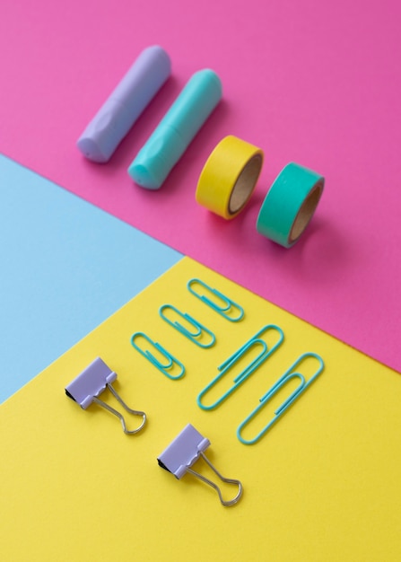 Bureauopstelling met kleurrijke tape en paperclips