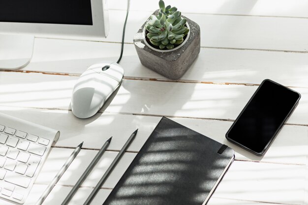 Bureautafel met computer, benodigdheden en telefoon