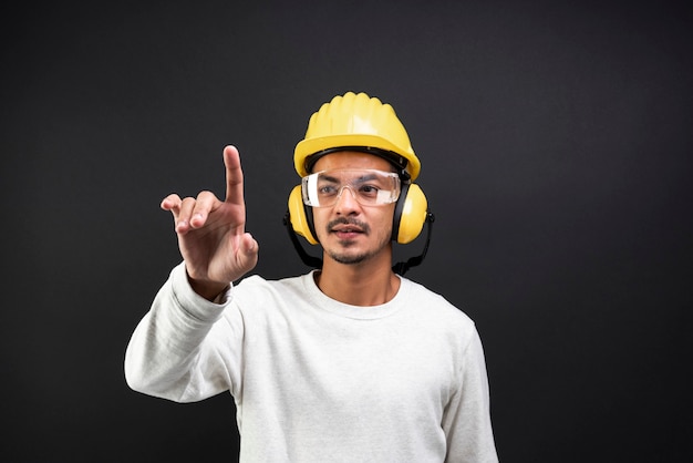 Burgerlijk ingenieur met veiligheidsbril en bouwvakker