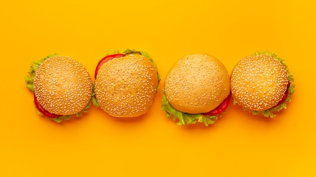 Burgers van bovenaanzicht met oranje achtergrond