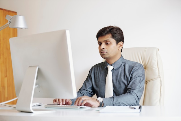 Businesman werken op de computer