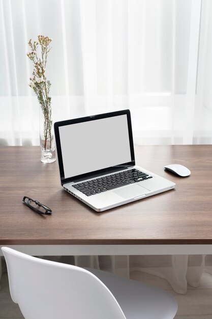 Business desk opstelling met laptop