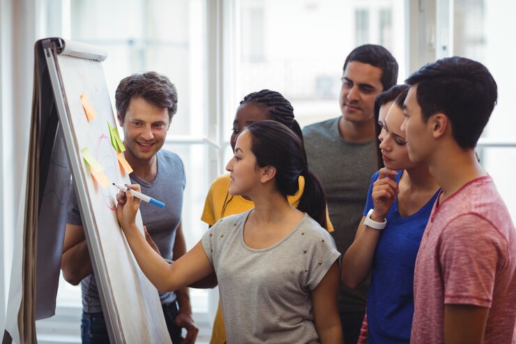 Gratis Foto business executive uitleggen van haar collega&#39;s op whiteboard