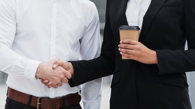 Business man en vrouw handen schudden