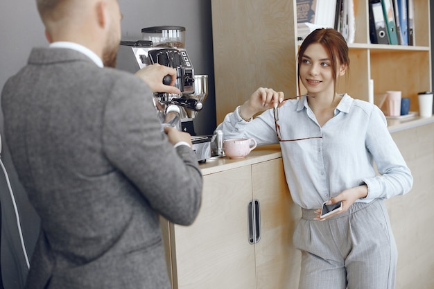 Business man en vrouw op kantoor. Koffiepauze in de gang van het grote bedrijf.