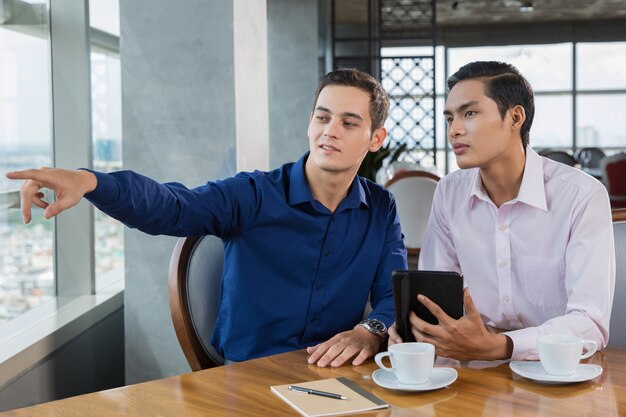 Business Partners bespreken project in Restaurant