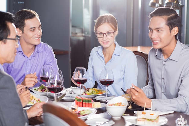 Business Partners dat diner in restaurant