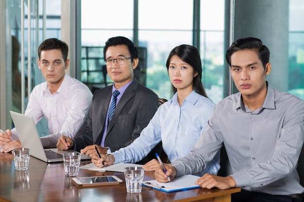 Business team die vergadering in office