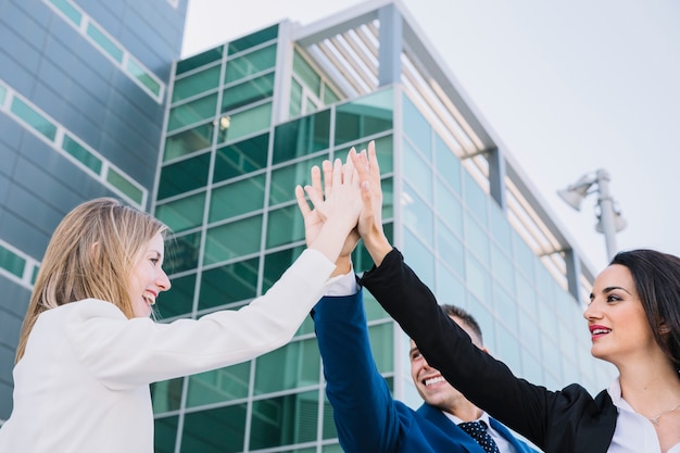 Business team maakt een hoge vijf