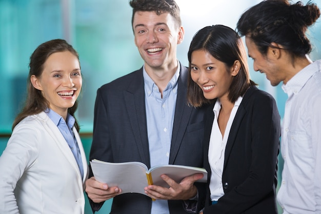 Business Team Reading Boeken en Lachen