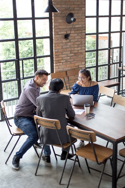 Business team werken bij cafe table