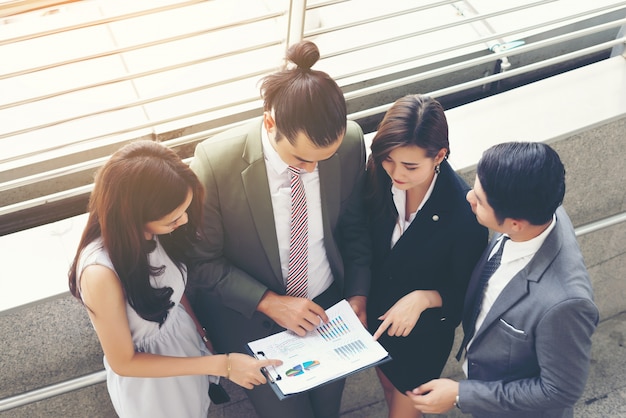 Business teamwork met document in haar handen, kijken naar interessante inhoud tijdens de lunchpauze