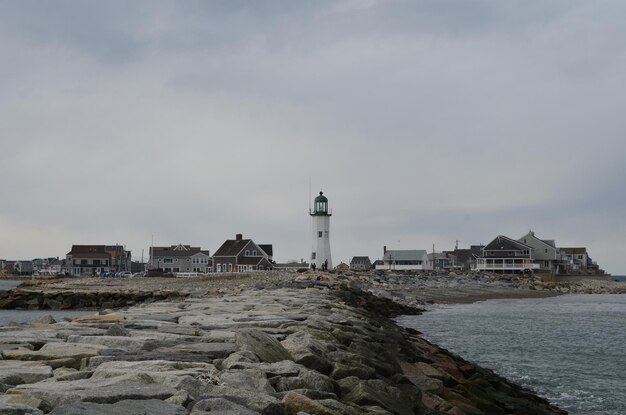 Buurt met Old Scituate Light dat rechtop staat.