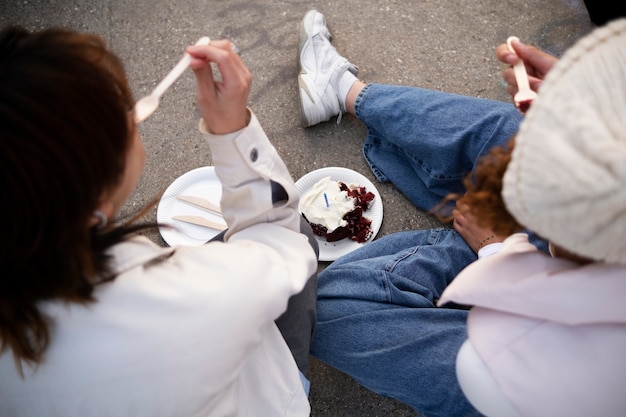 Buurtleven genoten door een groep vrienden