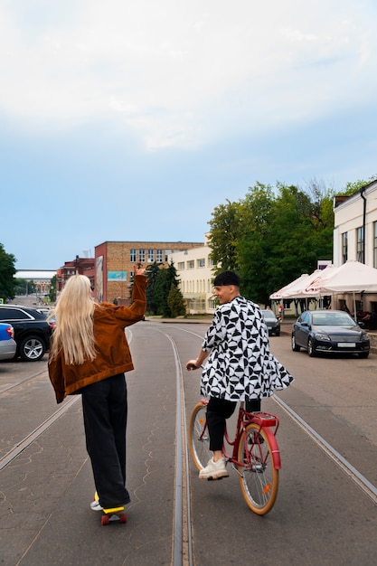 Gratis foto buurtlevensstijl van vrienden