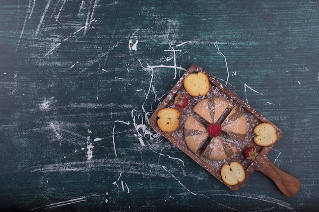 Cacao en vanille koekjes op een houten bord, bovenaanzicht