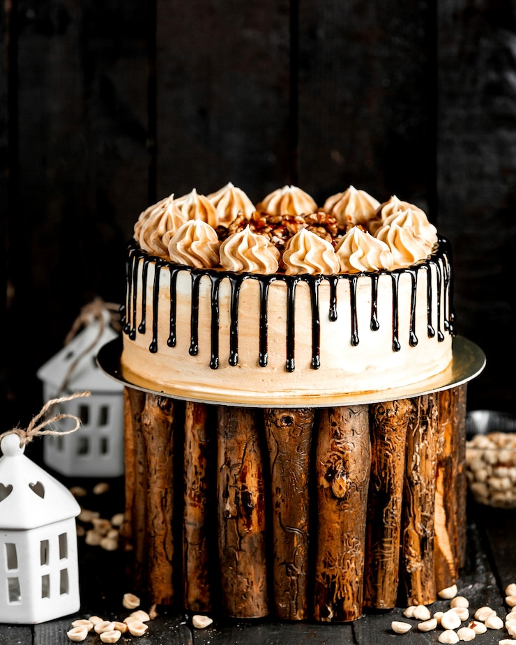 Gratis Foto cacao romige cake gegarneerd met noten en chocolade glazuur