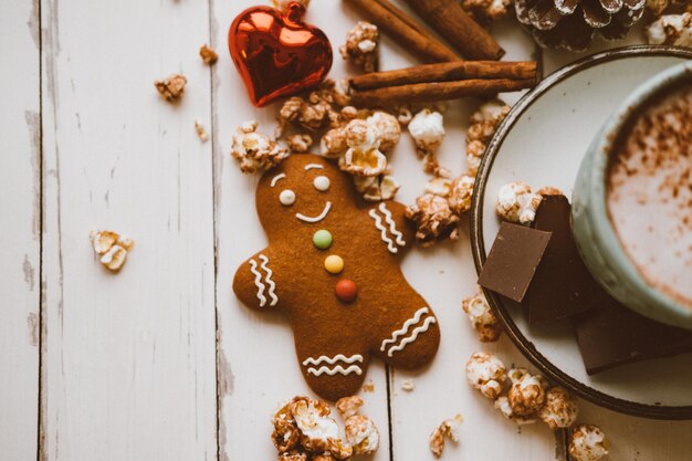 Cacaochocolade popcorn gemberkoekjes en gebreide deken Gezellige winterhuisachtergrond