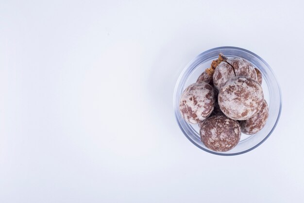 Cacaogeperkoek in een glazen beker op wit aan de rechterkant.