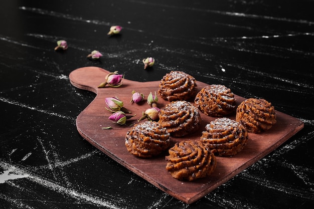 Gratis foto cacaokoekjes op een houten bord.