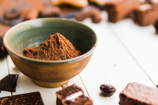 Cacaopoeder in keramische kom