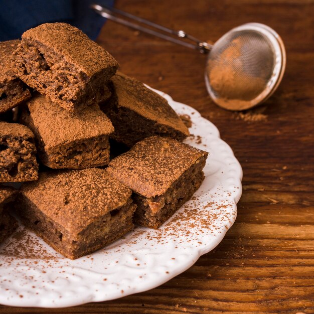 Cacaopoeder op chocolade brownies