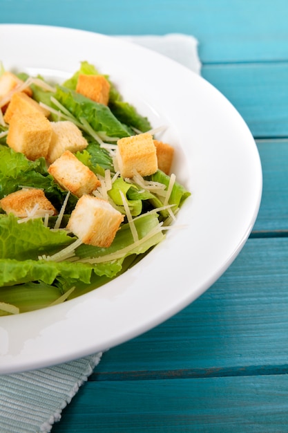 Caesar salade op picknick tafel close-up