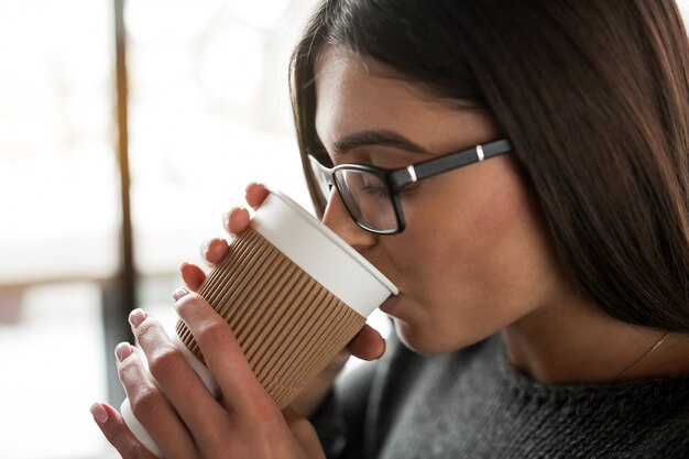 Cafe tablet vrouwelijke vrouw met behulp van