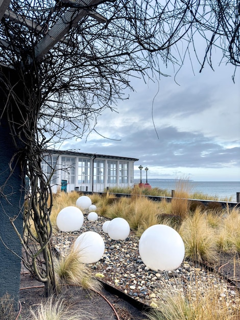 Cafe terras met uitzicht op de zee bij bewolkt weer