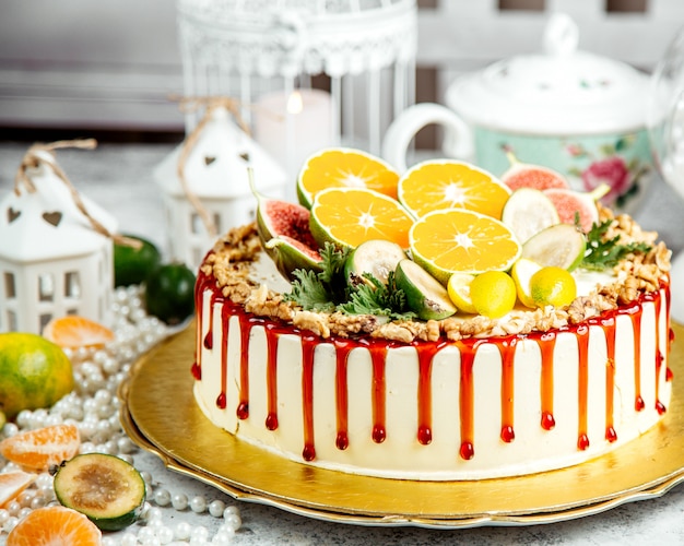 Cake gegarneerd met karamelsiroop en gesneden fruit